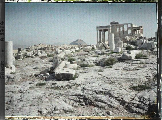 RECORD DATE NOT STATED Athens, Greece on the acropolis vestiges of columns and blocks, the Erechtheon seen as a whole (right) and at the bottom, Mont Lycabette , 1913 - Balkans, Italy - Jean Brunhes and Auguste LÃ on - (September - October 23) (French - ï»¿Athenes , Grece Sur l Acropole vestiges de colonnes et de blocs , l Erechtheon vu dans son ensemble ( Ã droite ) et au fond , le mont Lycabette). Temple, archaeological vestige, column, Greco-Roman polytheism, Antiquity, religious architecture, Habitat , Architecture , Religion , Art, Greece, Athens, the Erechteion and the Lycabette in the distance. Copyright: xpiemagsx AKahnlpie020223-4349 !ACHTUNG AUFNAHMEDATUM GESCHÄTZT!