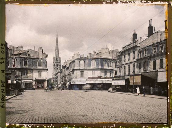 RECORD DATE NOT STATED Bordeaux, France Place des Capucins, in the background the bell tower of the Sainte-Croix church , 1920-1921 - Charente, Gironde, Basse -PyrÃ nÃ es, Hautes PyrÃ nÃ es - Fernand Cuville (French - ï»¿Bordeaux , France La place des Capucins , au second plan le clocher de l Ã glise Sainte-Croix). Boutique , store, bell tower, commercial registration, paved road, street , neighborhood, place, store , marquise, religious architecture, Economic activity, registration , information, housing , architecture, France, Bordeaux, Place des Capucins Copyright: xpiemagsx AKahnlpie020223-21921 !ACHTUNG AUFNAHMEDATUM GESCHÄTZT!