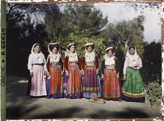 RECORD DATE NOT STATED Corfu, Greece Group of six corfootes in costume , 1913 - Balkans, Italy - Jean Brunhes and Auguste LÃ on - (September - October 23) (French - ï»¿Corfou , Grece Groupe de six femmes Corfiotes en costume). Woman, party costume, costume, exists in high definition, embroidery, group portrait, hairstyle , headgear, Human beings, clothing, HD, Greece, Corfu, a group of six corfootes in costume Copyright: xpiemagsx AKahnlpie020223-1422 !ACHTUNG AUFNAHMEDATUM GESCHÄTZT!