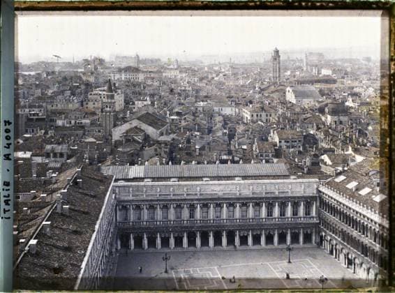 RECORD DATE NOT STATED Venice, Italy Panorama of the city and view of the courtyard of the Ducal Palace , 1912 - Balkans, Italy - Jean Brunhes and Auguste LÃ on - (October 13 - 27) (French - ï»¿Venise , Italie Panorama de la ville et vue sur la cour du palais Ducal). Roofing, tower, exists in high definition, Middle Ages, Court, Agglomeration Panorama, Palace , Castle, HD , Art , Habitat , Architecture, Italy, Venice, Panorama Copyright: xpiemagsx AKahnlpie020223-15740 !ACHTUNG AUFNAHMEDATUM GESCHÄTZT!
