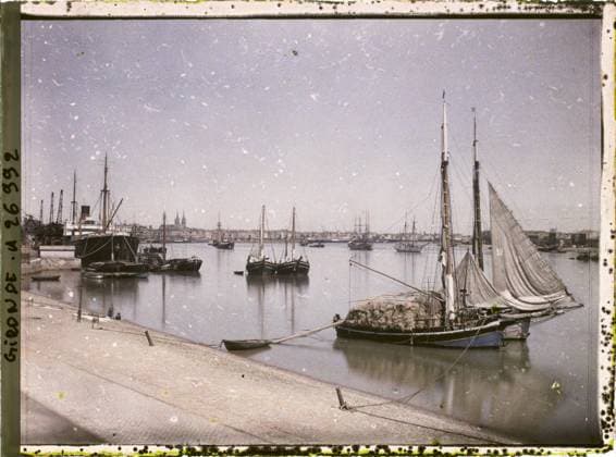 RECORD DATE NOT STATED Bordeaux, France Pinasses and liner in the port , 1920-1921 - Charente, Gironde, Basse -PyrÃ nÃ es, Hautes PyrÃ nÃ es - Fernand Cuville (French - ï»¿Bordeaux , France Pinasses et paquebot dans le port). River, quay, port, sailboat, agglomeration panorama, river , lake transport, Habitat , Architecture , Transport, France, Bordeaux, view of the port of Bordeaux Copyright: xpiemagsx AKahnlpie020223-21898 !ACHTUNG AUFNAHMEDATUM GESCHÄTZT!