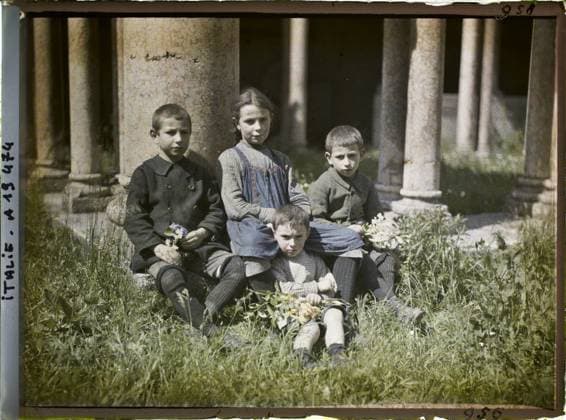RECORD DATE NOT STATED Verona, Italy group of children in the cloister of San Zeno , 1918 - Italy - Fernand Cuville - (March -August) (French - ï»¿VÃ rone , Italie Groupe d enfants dans le cloitre de San Zeno). Church, costume, Christianity, cloister, child, group portrait, flower, religious architecture, Clothing, religion, human beings, habitat , architecture, Italy, Verona, a group of toddlers Copyright: xpiemagsx AKahnlpie020223-14738 !ACHTUNG AUFNAHMEDATUM GESCHÄTZT!