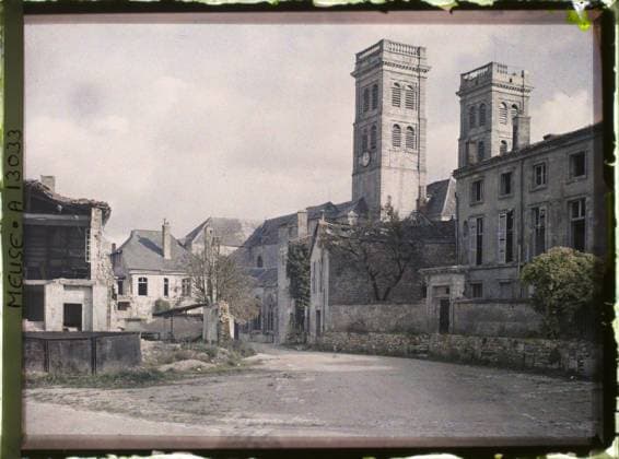 RECORD DATE NOT STATED Verdun , France , 1917 - North of France, Belgium - Paul Castelnau (photographic section of the armies) - (September 1-5) (French - ï»¿Verdun , France). Church, bell tower, ruins, front, bombardment, street , neighborhood, place, medium age, rubble, religious architecture, First World War, Habitat , Architecture, Art, France, Verdun, Place Chatel, Cathedral Copyright: xpiemagsx AKahnlpie020223-21151 !ACHTUNG AUFNAHMEDATUM GESCHÄTZT!
