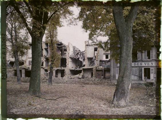 RECORD DATE NOT STATED Verdun , France , 1917 - North of France, Belgium - Paul Castelnau (photographic section of the armies) - (September 1-5) (French - ï»¿Verdun , France). Road, commercial registration, ruins, front, bombardment, rubble, Registration , Information, First World War, France, Verdun, ruins on the promenade Copyright: xpiemagsx AKahnlpie020223-21182 !ACHTUNG AUFNAHMEDATUM GESCHÄTZT!