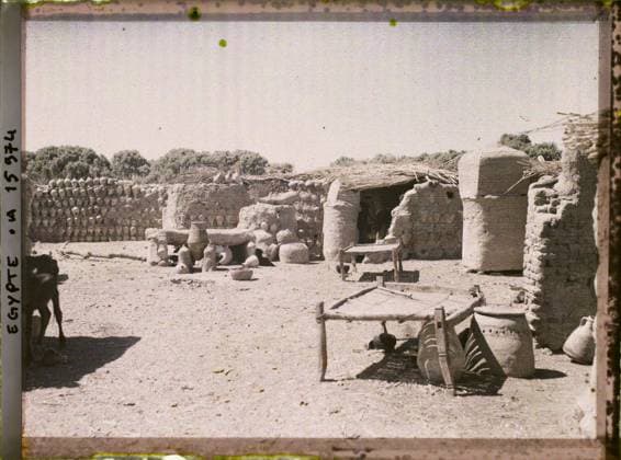 RECORD DATE NOT STATED Surroundings of Louqor, Egypt, Africa Habitations in adobe and Rebut jugs , 1918 - Near East, Egypt, Palestine, Cyprus - Paul Castelnau (photographic section of the armies) - (January 9 -October 6) (French - ï»¿Environs de Louqsor , Egypte , Afrique Habitations en pisÃ et en cruches de rebut). Roof, rural architecture, home, domestic object, ceramics, Habitat , architecture, daily life, Egypt, near Louqsor, Hamari near Louksor House Court with use of Rebut jugs. Copyright: xpiemagsx AKahnlpie020223-8123 !ACHTUNG AUFNAHMEDATUM GESCHÄTZT!