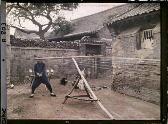 RECORD DATE NOT STATED Moukden, China Biancheng ( outdoor city ) , 1912 - China - StÃ phane Passet (French - ï»¿Moukden , Chine Biancheng ( Â« ville ExtÃ rieure Â» )). Work scene, housing, crafts, textile work, man, Daily life, habitat , architecture, economic activity, human beings, China, Moukden, a weaver Copyright: xpiemagsx AKahnlpie020223-18058 !ACHTUNG AUFNAHMEDATUM GESCHÄTZT!