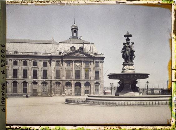 RECORD DATE NOT STATED Bordeaux, France La Fontaine des Trois Graces, Place de la Bourse , 1920-1921 - Charente, Gironde, Basse -PyrÃ nÃ es, Hautes PyrÃ nÃ es - Fernand Cuville (French - ï»¿Bordeaux , France La fontaine des Trois GrÃ¢ces , place de la Bourse). Statue, clock, sculpture, public civil architecture, banking , finances, street , neighborhood, fountain, vasque, pediment, Art, Habitat , Architecture, Economic Activity, France, Bordeaux, Pavillon de la Bourse Copyright: xpiemagsx AKahnlpie020223-21913 !ACHTUNG AUFNAHMEDATUM GESCHÄTZT!