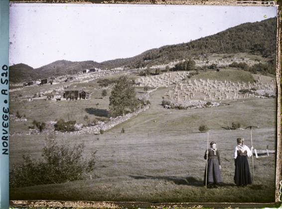 RECORD DATE NOT STATED Vinje, Norway Champs in Haukeligrend near Edland , 1910 - Voyage of Albert Kahn and Auguste LÃ on in Scandinavia - (August 9 - September 14) (French - ï»¿Vinje , Norvege Champs Ã Haukeligrend pres d Edland). Landscape, woman, Mont , Mountain, agriculture , breeding, hay, farm, exists in high definition, rural life, field, peasant, rural architecture, Nature , Environment, human beings, economic activity, HD, daily life, Habitat , Architecture, KaukÃ li road in Briedfond in the mountains Copyright: xpiemagsx AKahnlpie020223-15505 !ACHTUNG AUFNAHMEDATUM GESCHÄTZT!