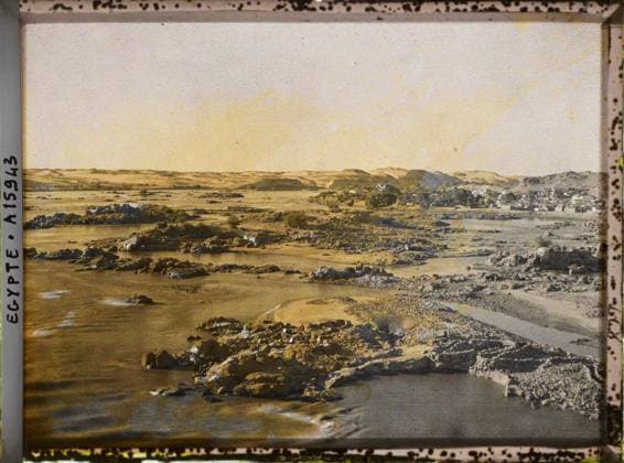 RECORD DATE NOT STATED Surroundings of Assouan, Egypt, Africa the Nile dried up with the dam , 1918 - Near East, Egypt, Palestine, Cyprus - Paul Castelnau (photographic section of the armies) - (January 9 -October 6) (French - ï»¿Environs d Assouan , Egypte , Afrique Le Nil assÃ chÃ avec le barrage). Landscape, river, erosion, civil engineering, dam, hydraulic installation, geology, Nature , Environment, Habitat , Architecture, Sciences , Techniques, Egypt, near Assouan, the Nile downstream Copyright: xpiemagsx AKahnlpie020223-8092 !ACHTUNG AUFNAHMEDATUM GESCHÄTZT!