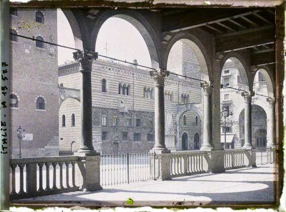 RECORD DATE NOT STATED VÃ rone, Italie Loggia del Council, vue sur la place of herbs , 1918 - Italy - Fernand Cuville - (March -August) (French - ï»¿VÃ rone , Italie Loggia del Consiglio , vue sur la place delle Erbe). Balcon , Loggia, Arc , Arcade , Arceau, Place, Renaissance, Palais , Castle, Art , Habitat , Architecture, Italy, Verona, Loggia (ground floor) Copyright: xpiemagsx AKahnlpie020223-14785 !ACHTUNG AUFNAHMEDATUM GESCHÄTZT!