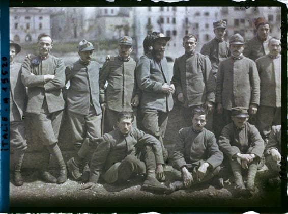 RECORD DATE NOT STATED Verona, Italy Group of Italian soldiers , 1918 - Italy - Fernand Cuville - (March -August) (French - ï»¿VÃ rone , Italie Groupe de soldats italiens). Military uniform, group portrait, rear, hairstyle , headgear, allies, man, army, Clothing, human beings, First World War, international relations, society, Italy, Verona, group of Italian soldiers Copyright: xpiemagsx AKahnlpie020223-14779 !ACHTUNG AUFNAHMEDATUM GESCHÄTZT!