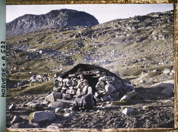 RECORD DATE NOT STATED Edland, Norway woman and young girl near a stone shelter in Haukelifjell , 1910 - Voyage of Albert Kahn and Auguste LÃ on in Scandinavia - (August 9 - September 14) (French - ï»¿Edland , Norvege Femme et jeune fille pres d un abri en pierre Ã Haukelifjell). Landscape, woman, mont , mountain, exists in high definition, group portrait, peasant, rural architecture, Nature , Environment, human beings, HD, Habitat , Architecture, De KaukÃ li Ã arake fond Copyright: xpiemagsx AKahnlpie020223-15509 !ACHTUNG AUFNAHMEDATUM GESCHÄTZT!