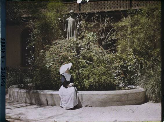 RECORD DATE NOT STATED IsmaÃ¯lia, Egypt, Africa Portrait of Sister Augustine in front of the fountain and the statue of Saint-Vincent , 1918 - Near East, Egypt, Palestine, Cyprus - Paul Castelnau (photographic section of the armies) - (January 9 -October 6) (French - ï»¿IsmaÃ¯lia , Egypte , Afrique Portrait de Soeur Augustine devant la fontaine et la statue de Saint-Vincent). Statue, woman, religious habit, colonial presence, Christianity, hospital, care center, rear, medical staff, hairstyle , headgear, gallery, park , garden, Human beings, clothing, colonial history, religion, health, First World War, Habitat , Architecture, Egypt, IsmaÃ¯lia, IsmaÃ¯lia hospital Copyright: xpiemagsx AKahnlpie020223-6988 !ACHTUNG AUFNAHMEDATUM GESCHÄTZT!