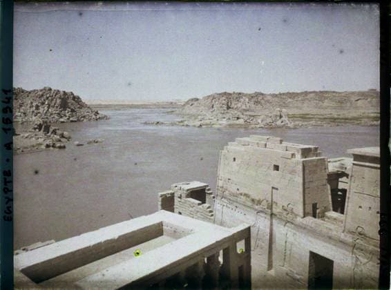 RECORD DATE NOT STATED Philae, Egypt, Africa View of the Entrance Pylon and the Nile from the Great Pylon of the Temple of Isis , 1918 - Near East, Egypt, Palestine, Cyprus - Paul Castelnau (photographic section of the armies) - (January 9 -October 6) (French - ï»¿Philae , Egypte , Afrique Vue sur le pylÃ ne d entrÃ e et le Nil depuis le grand pylÃ ne du temple d Isis). River, temple, archaeological vestige, bas-relief, Egyptian polytheism, religious architecture, Habitat , Architecture , Religion, Egypt, Philae, taken from the top of the Grand Pylon of the Temple of Isis S, The Downstream of the Nile. Copyright: xpiemagsx AKahnlpie020223-8090 !ACHTUNG AUFNAHMEDATUM GESCHÄTZT!
