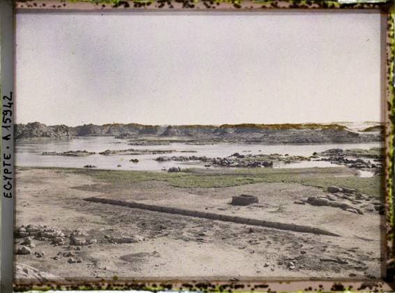RECORD DATE NOT STATED Surroundings of Assouan, Egypt, Africa the Nile dried up with the dam , 1918 - Near East, Egypt, Palestine, Cyprus - Paul Castelnau (photographic section of the armies) - (January 9 -October 6) (French - ï»¿Environs d Assouan , Egypte , Afrique Le Nil assÃ chÃ avec le barrage). Landscape, river, erosion, civil engineering, dam, hydraulic installation, geology, Nature , Environment, Habitat , Architecture, Sciences , Techniques, Egypt, near Assouan, the Nile upstream of the Assouan dam Copyright: xpiemagsx AKahnlpie020223-8093 !ACHTUNG AUFNAHMEDATUM GESCHÄTZT!
