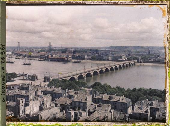 RECORD DATE NOT STATED Bordeaux, France Panorama on the city, from the Saint-Michel tower , 1920-1921 - Charente, Gironde, Basse -PyrÃ nÃ es, Hautes PyrÃ nÃ es - Fernand Cuville (French - ï»¿Bordeaux , France Panorama sur la ville , depuis la tour Saint-Michel). River, civil engineering, boat, hydrography, fireplace, agglomeration panorama, river , lake transport, industry, bridge, Habitat , architecture, nature , environment, transport, economic activity, France, Bordeaux, Panorama in Bordeaux (taken from the top of the St Michel tower) Copyright: xpiemagsx AKahnlpie020223-21869 !ACHTUNG AUFNAHMEDATUM GESCHÄTZT!