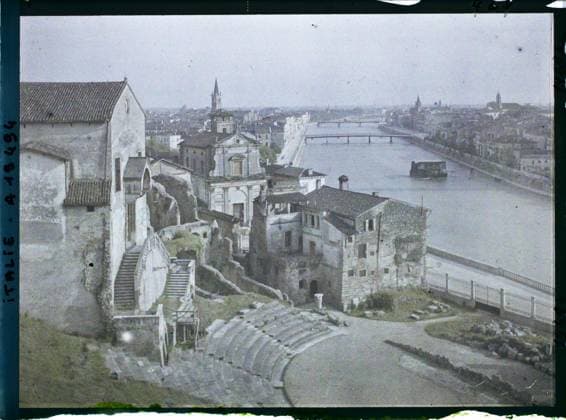 RECORD DATE NOT STATED Verona, Italy Panorama taken from the top of the Roman theater , 1918 - Italy - Fernand Cuville - (March -August) (French - ï»¿VÃ rone , Italie Panorama pris du haut du thÃ Ã¢tre romain). Church, river, Christianity, archaeological vestige, agglomeration panorama, theater, religious architecture, Religion , Habitat , Architecture , Art, Italy, Verona, panorama taken from the top of the Roman theater Copyright: xpiemagsx AKahnlpie020223-14758 !ACHTUNG AUFNAHMEDATUM GESCHÄTZT!