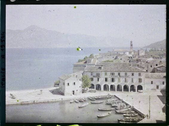 RECORD DATE NOT STATED Torri del Benaco, Lac de Garde, Italie Panorama de Torri del Benaco , 1918 - Italy - Fernand Cuville - (March -August) (French - ï»¿Torri del Benaco , lac de Garde , Italie Panorama de Torri del Benaco). Landscape, Mont , Mountain, Civil Engineering, Lake , Pond, Port, Fluvial Transport , Lacustre, Nature , Environment, Habitat , Architecture, Transport, Italy, Torri, Panorama de Torri Copyright: xpiemagsx AKahnlpie020223-14804 !ACHTUNG AUFNAHMEDATUM GESCHÄTZT!