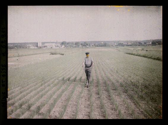 RECORD DATE NOT STATED Poissy, France , 1930 - Ile -de -France - StÃ phane Passet - (June 28 -July 8) (French - ï»¿Poissy , France). Landscape, agriculture , breeding, work scene, rural life, work clothing, agricultural equipment, man, Nature , Environment, economic activity, daily life, clothing, human beings, Ile de France, Poissy, leek field Copyright: xpiemagsx AKahnlpie020223-22266 !ACHTUNG AUFNAHMEDATUM GESCHÄTZT!