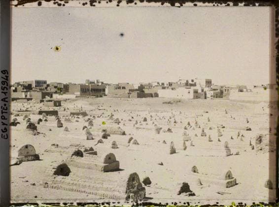 RECORD DATE NOT STATED Surroundings of Assouan, Egypt, Africa View of the Muslim cemetery and the city , 1918 - Near East, Egypt, Palestine, Cyprus - Paul Castelnau (photographic section of the armies) - (January 9 -October 6) (French - ï»¿Environs d Assouan , Egypte , Afrique Vue sur le cimetiere musulman et la ville). Tomb, cemetery, funeral architecture, Islam, agglomeration panorama, religious architecture, Habitat , Architecture , Religion, Egypt, near Assouan, view of Assouan Copyright: xpiemagsx AKahnlpie020223-8101 !ACHTUNG AUFNAHMEDATUM GESCHÄTZT!