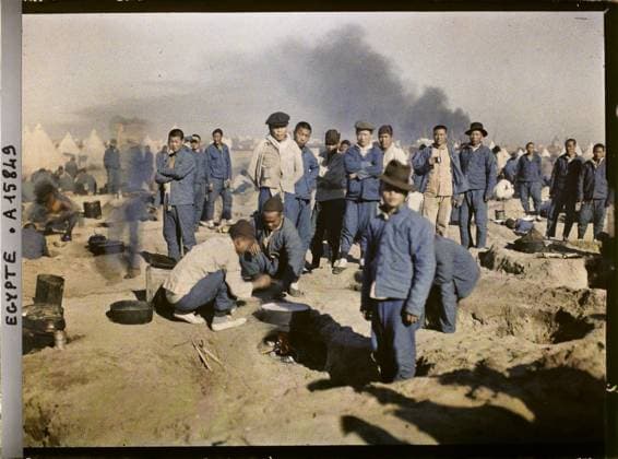 RECORD DATE NOT STATED Port-Said, Egypt, Africa Chinese workers preparing the meal in their camp , 1918 - Near East, Egypt, Palestine, Cyprus - Paul Castelnau (photographic section of the armies) - (January 9 -October 6) (French - ï»¿Port-SaÃ¯d , Egypte , Afrique Travailleurs chinois prÃ parant le repas dans leur campement). Costume, ethnic minority, tent, crowd, camp, hairstyle , headgear, man, Clothing, society, human beings, Egypt, Port-Said, at the Chinese camp: kitchens in the sand Copyright: xpiemagsx AKahnlpie020223-11493 !ACHTUNG AUFNAHMEDATUM GESCHÄTZT!