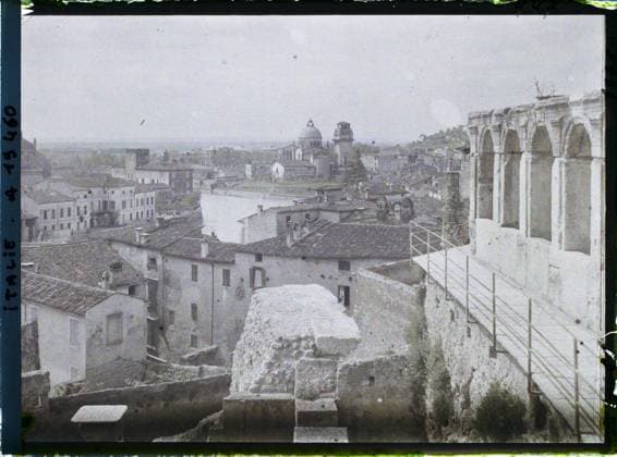 RECORD DATE NOT STATED Verona, Italy Panorama on the Adige , 1918 - Italy - Fernand Cuville - (March -August) (French - ï»¿VÃ rone , Italie Panorama sur l Adige). River, archaeological vestige, roof, arc , arcade , arceau, agglomeration panorama, Habitat , Architecture, Italy, Verona, Panorama on the Adige Copyright: xpiemagsx AKahnlpie020223-14723 !ACHTUNG AUFNAHMEDATUM GESCHÄTZT!