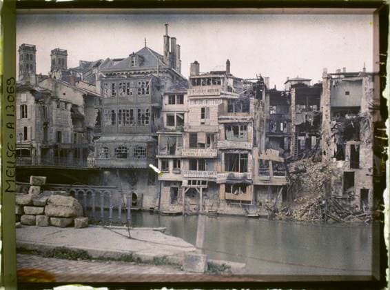 RECORD DATE NOT STATED Verdun , France , 1917 - North of France, Belgium - Paul Castelnau (photographic section of the armies) - (September 1-5) (French - ï»¿Verdun , France). Boutique , store, river, stilts, civil engineering, bell tower, quai, commercial registration, home, balcony , loggia, ruins, front, bombing, rubble, balustrade, bridge, Economic activity, housing , architecture, registration , information, First World War, France, Verdun, edges Meuse Copyright: xpiemagsx AKahnlpie020223-21186 !ACHTUNG AUFNAHMEDATUM GESCHÄTZT!
