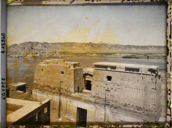 RECORD DATE NOT STATED Philae, Egypt, Africa View of the Entrance Pylon and the Nile from the Great Pylon of the Temple of Isis , 1918 - Near East, Egypt, Palestine, Cyprus - Paul Castelnau (photographic section of the armies) - (January 9 -October 6) (French - ï»¿Philae , Egypte , Afrique Vue sur le pylÃ ne d entrÃ e et le Nil depuis le grand pylÃ ne du temple d Isis). River, temple, archaeological vestige, bas-relief, Egyptian polytheism, religious architecture, Habitat , Architecture , Religion, Egypt, Philae, taken from the top of the Grand Pylon of the Temple of Isis S, The Downstream of the Nile. Copyright: xpiemagsx AKahnlpie020223-8091 !ACHTUNG AUFNAHMEDATUM GESCHÄTZT!