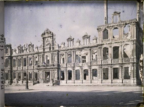 RECORD DATE NOT STATED Reims , Marne , Champagne , France , 1919 - Devastated regions, Marne, Aisne - Paul Castelnau - (February -March) (French - ï»¿Reims , Marne , Champagne , France). Town Hall , Town Hall, sculpture, public civil architecture, bas-relief, ruins, bombing, renaissance, pediment, post-war, Art, Habitat , Architecture, First World War, France, Reims, town hall Copyright: xpiemagsx AKahnlpie020223-19392 !ACHTUNG AUFNAHMEDATUM GESCHÄTZT!