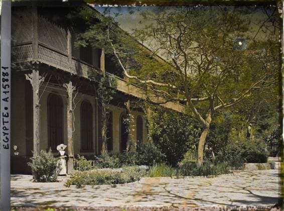 RECORD DATE NOT STATED IsmaÃ¯lia, Egypt, Africa A nun wearing her cornette in front of the Saint Vincent-de-Paul Hospital , 1918 - Near East, Egypt, Palestine, Cyprus - Paul Castelnau (photographic section of the armies) - (January 9 -October 6) (French - ï»¿IsmaÃ¯lia , Egypte , Afrique Une religieuse coiffÃ e de sa cornette devant l hÃ pital Saint Vincent-de-Paul). Woman, colonial presence, Christianity, Hospital, Care center, rear, medical staff, hairstyle , headgear, gallery, vegetation , botany, Human beings, colonial history, religion, health, First World War, Nature , Environment, Egypt, IsmaÃ¯lia, IsmaÃ¯lia hospital Copyright: xpiemagsx AKahnlpie020223-6980 !ACHTUNG AUFNAHMEDATUM GESCHÄTZT!