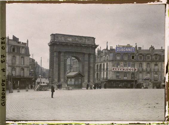 RECORD DATE NOT STATED Bordeaux, France , 1920-1921 - Charente, Gironde, Basse -PyrÃ nÃ es, Hautes PyrÃ nÃ es - Fernand Cuville (French - ï»¿Bordeaux , France). Advertising, public civil architecture, column, paved road, street , neighborhood, door, arc , arcade , arceau, renaissance, panels, Economic activity, housing , architecture, art, registration , information, France, Bordeaux, Place Bourgogne Copyright: xpiemagsx AKahnlpie020223-21932 !ACHTUNG AUFNAHMEDATUM GESCHÄTZT!