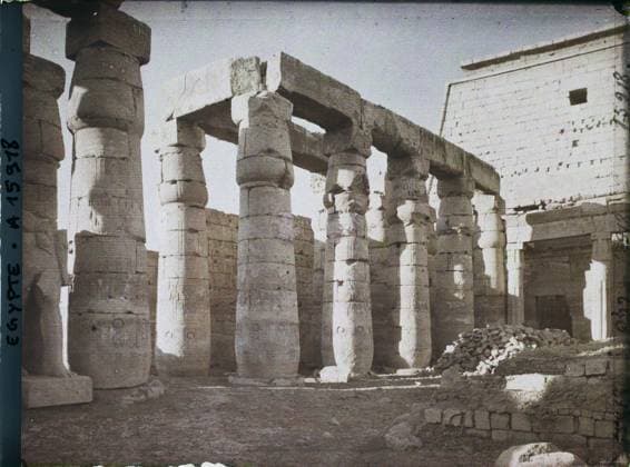 RECORD DATE NOT STATED Louqsor, Egypt, Africa part of the court of Ramses II , 1918 - Near East, Egypt, Palestine, Cyprus - Paul Castelnau (photographic section of the armies) - (January 9 -October 6) (French - ï»¿Louqsor , Egypte , Afrique Une partie de la cour de Ramses II). Temple, archaeological vestige, bas-relief, column, Egyptian polytheism, sculpted decor, hieroglyph, Habitat , Architecture , Religion, Egypt, Louqsor, temple of Louqsor. Pantics of the Court of Ramses II, right tower of the pylon Copyright: xpiemagsx AKahnlpie020223-8068 !ACHTUNG AUFNAHMEDATUM GESCHÄTZT!