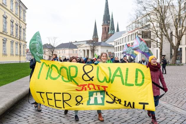 Bilder des Jahres 2023, News 02 Februar News Themen der Woche KW05 News Bilder des Tages Oldenburg FFF Demonstration gegen beschleunigten Autobahn Neubau, Oldenburg, 03.03.2023 Transparten mit der Aufschrift Moor und Wald statt Teer und Asphalt . FFF Demonstration gegen beschleunigten Autobahn Neubau, Oldenburg, 03.03.2023 *** Oldenburg FFF demonstration against accelerated highway construction, Oldenburg, 03 03 2023 banners with the inscription Moor and forest instead of tar and asphalt FFF demonstration against accelerated highway construction, Oldenburg, 03 03 2023 Copyright: xFabianxSteffensx EP_FSS