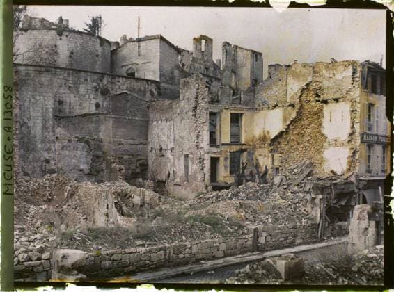 RECORD DATE NOT STATED Verdun , France , 1917 - North of France, Belgium - Paul Castelnau (photographic section of the armies) - (September 1-5) (French - ï»¿Verdun , France). Commercial registration, ruins, front, bombing, fortified architecture, fortifications, rubble, rampart, Registration , information, First World War, Habitat , Architecture, France, Verdun, rue Mazel, former ramparts Copyright: xpiemagsx AKahnlpie020223-21178 !ACHTUNG AUFNAHMEDATUM GESCHÄTZT!