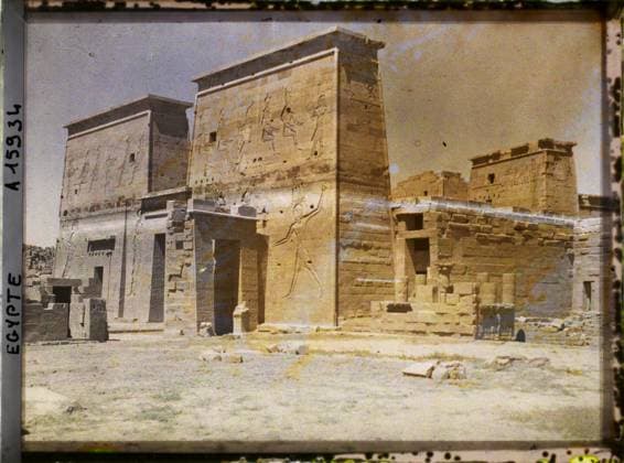 RECORD DATE NOT STATED Philae, Egypt, Africa Entrance Pylon of the Temple of Isis , 1918 - Near East, Egypt, Palestine, Cyprus - Paul Castelnau (photographic section of the armies) - (January 9 -October 6) (French - ï»¿Philae , Egypte , Afrique PylÃ ne d entrÃ e du temple d Isis). Temple, archaeological vestige, column, Egyptian polytheism, religious architecture, Habitat , Architecture , Religion, Egypt, Philah, Temple d isis Copyright: xpiemagsx AKahnlpie020223-8084 !ACHTUNG AUFNAHMEDATUM GESCHÄTZT!