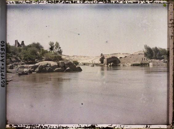 RECORD DATE NOT STATED Surroundings of Assouan, Egypt, Africa the Nile upstream of the hydraulic dam , 1918 - Near East, Egypt, Palestine, Cyprus - Paul Castelnau (photographic section of the armies) - (January 9 -October 6) (French - ï»¿Environs d Assouan , Egypte , Afrique Le Nil en amont du barrage hydraulique). Landscape, river, archaeological vestige, erosion, vegetation , botany, geology, Nature , Environment, Habitat , Architecture, Sciences , Techniques, Egypt, near Assouan, the Nile upstream of Assouan Copyright: xpiemagsx AKahnlpie020223-8099 !ACHTUNG AUFNAHMEDATUM GESCHÄTZT!