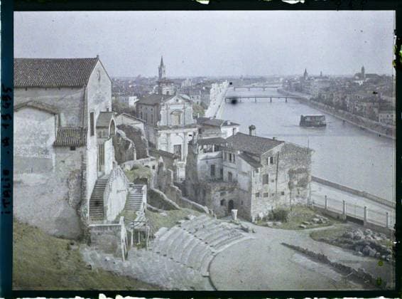 RECORD DATE NOT STATED Verona, Italy Panorama taken from the top of the Roman theater , 1918 - Italy - Fernand Cuville - (March -August) (French - ï»¿VÃ rone , Italie Panorama pris du haut du thÃ Ã¢tre romain). Church, river, Christianity, archaeological vestige, agglomeration panorama, theater, religious architecture, Religion , Habitat , Architecture , Art, Italy, Verona, panorama taken from the top of the Roman theater Copyright: xpiemagsx AKahnlpie020223-14757 !ACHTUNG AUFNAHMEDATUM GESCHÄTZT!