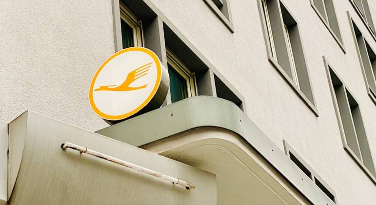 03.02.2023, Deutschland, NRW, Lufthansa Group, Airline, Logo der Lufthansa vor einer Hauswand, Fliegen, Flüge NRW Deutschland *** 03 02 2023, Germany, NRW, Lufthansa Group, airline, Lufthansa logo in front of a house wall, flying, flights NRW Germany Copyright: xSnowfieldxPhotographyx SF030223LufthansaD