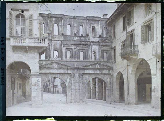 RECORD DATE NOT STATED VERone, Italy Ports pools , 1918 - Italy - Fernand Cuville - (March -August) (French - ï»¿VÃ rone , Italie Porte Borsari). Archaeological vestige, balcony , loggia, street , neighborhood, door, arc , arcade , arceau, antiquity, Habitat , Architecture , Art, Italy, Verona, bears Borsari Copyright: xpiemagsx AKahnlpie020223-14718 !ACHTUNG AUFNAHMEDATUM GESCHÄTZT!