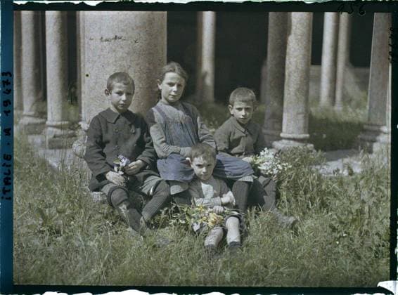 RECORD DATE NOT STATED Verona, Italy group of children in the cloister of San Zeno , 1918 - Italy - Fernand Cuville - (March -August) (French - ï»¿VÃ rone , Italie Groupe d enfants dans le cloitre de San Zeno). Church, costume, Christianity, cloister, child, group portrait, monastery, flower, religious architecture, Clothing, religion, human beings, habitat , architecture, Italy, Verona, a group of toddlers Copyright: xpiemagsx AKahnlpie020223-14736 !ACHTUNG AUFNAHMEDATUM GESCHÄTZT!