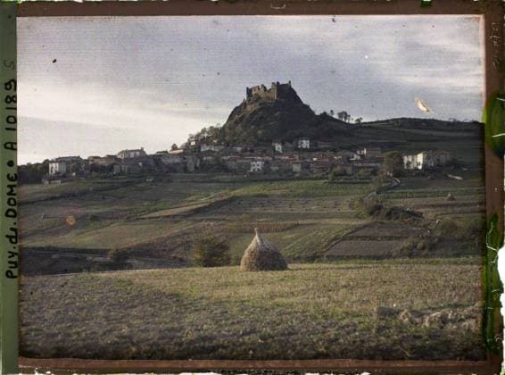RECORD DATE NOT STATED Buron, France , 1916-1917 - Auvergne - StÃ phane Passet - (September 1916 - February 1917) (French - ï»¿Buron , France). Landscape, Mont , Mountain, archaeological vestige, hay, sunset, field, fortified architecture, fortress, agglomeration panorama, Nature , Environment, Habitat , Architecture, France, Buron, view of the village and the old castle Copyright: xpiemagsx AKahnlpie020223-9436 !ACHTUNG AUFNAHMEDATUM GESCHÄTZT!