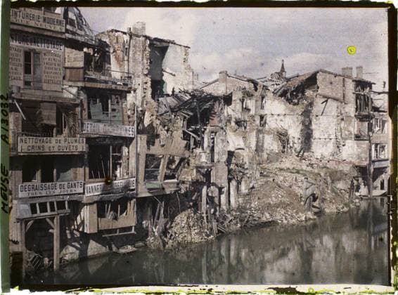 RECORD DATE NOT STATED Verdun , France , 1917 - North of France, Belgium - Paul Castelnau (photographic section of the armies) - (September 1-5) (French - ï»¿Verdun , France). Boutique , store, river, stilts, commercial registration, home, balcony , loggia, ruins, front, bombardment, rubble, Economic activity, registration , information, housing , architecture, First World War, France, Verdun, edges Meuse Copyright: xpiemagsx AKahnlpie020223-21153 !ACHTUNG AUFNAHMEDATUM GESCHÄTZT!