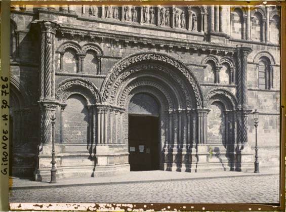 RECORD DATE NOT STATED Bordeaux, France , 1920-1921 - Charente, Gironde, Basse -PyrÃ nÃ es, Hautes PyrÃ nÃ es - Fernand Cuville (French - ï»¿Bordeaux , France). Church, Christianity, Sculpture, Column, Door, Arc , Arcade , Arceau, Middle Ages, sculpted decor, religious architecture, Religion , Art , Habitat , Architecture, France, Bordeaux, Ste Croix Church, exterior 12th century Copyright: xpiemagsx AKahnlpie020223-23477 !ACHTUNG AUFNAHMEDATUM GESCHÄTZT!