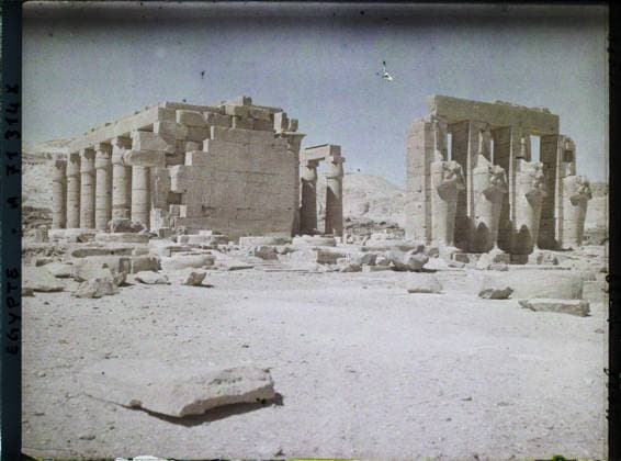 RECORD DATE NOT STATED Thebes, Egypt, Africa Overall on the Rameseum , 1918 - Near East, Egypt, Palestine, Cyprus - Paul Castelnau (photographic section of the armies) - (January 9 -October 6) (French - ï»¿Thebes , Egypte , Afrique Vue d ensemble sur le Ramesseum). Statue, temple, archaeological vestige, sculpture, bas-relief, Egyptian polytheism, religious architecture, Habitat , Architecture , Art , Religion Copyright: xpiemagsx AKahnlpie020223-8134 !ACHTUNG AUFNAHMEDATUM GESCHÄTZT!