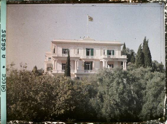 RECORD DATE NOT STATED Corfu, Greece L Achilleion - La Villa , 1913 - Balkans, Italy - Jean Brunhes and Auguste LÃ on - (September - October 23) (French - ï»¿Corfou , Grece L Achilleion - La villa). Column, balcony , loggia, villa, flag, palace , castle, Habitat , Architecture, Greece, Corfu, Achilleion - La Villa Copyright: xpiemagsx AKahnlpie020223-1386 !ACHTUNG AUFNAHMEDATUM GESCHÄTZT!