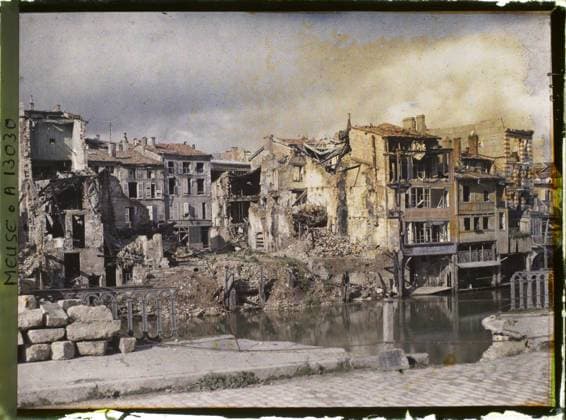 RECORD DATE NOT STATED Verdun , France , 1917 - North of France, Belgium - Paul Castelnau (photographic section of the armies) - (September 1-5) (French - ï»¿Verdun , France). River, stilts, quay, commercial registration, home, balcony , loggia, ruins, front, bombing, rubble, balustrade, Registration , information, Habitat , Architecture, First World War, France, Verdun, edges Meuse Copyright: xpiemagsx AKahnlpie020223-21150 !ACHTUNG AUFNAHMEDATUM GESCHÄTZT!