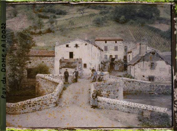 RECORD DATE NOT STATED Saurier, France , 1916-1917 - Auvergne - StÃ phane Passet - (September 1916 - February 1917) (French - ï»¿Saurier , France). Woman, military uniform, civil engineering, river, rural architecture, rear, fireplace, agglomeration panorama, bridge, man, Human beings, clothing, housing , architecture, First World War, France, Saurier, old Saurier bridge Copyright: xpiemagsx AKahnlpie020223-9875 !ACHTUNG AUFNAHMEDATUM GESCHÄTZT!