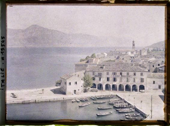 RECORD DATE NOT STATED Torri del Benaco, Lac de Garde, Italie Panorama de Torri del Benaco , 1918 - Italy - Fernand Cuville - (March -August) (French - ï»¿Torri del Benaco , lac de Garde , Italie Panorama de Torri del Benaco). Landscape, Mont , Mountain, Civil Engineering, Lake , Pond, Port, Fluvial Transport , Lacustre, Nature , Environment, Habitat , Architecture, Transport, Italy, Torri, Panorama de Torri Copyright: xpiemagsx AKahnlpie020223-14803 !ACHTUNG AUFNAHMEDATUM GESCHÄTZT!