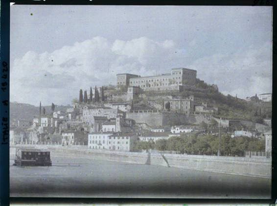 RECORD DATE NOT STATED Verona, Italy ChÃ¢teau Saint Pierre or Castel San Pietro , 1918 - Italy - Fernand Cuville - (March -August) (French - ï»¿VÃ rone , Italie ChÃ¢teau Saint Pierre ou Castel San Pietro). River, barracks, fortified architecture, agglomeration panorama, palace , castle, Habitat , Architecture, Italy, Verona, ChÃ¢teau St Pierre Copyright: xpiemagsx AKahnlpie020223-14685 !ACHTUNG AUFNAHMEDATUM GESCHÄTZT!