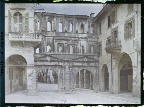 RECORD DATE NOT STATED VERone, Italy Ports pools , 1918 - Italy - Fernand Cuville - (March -August) (French - ï»¿VÃ rone , Italie Porte Borsari). Archaeological vestige, balcony , loggia, street , neighborhood, door, arc , arcade , arceau, antiquity, Habitat , Architecture , Art, Italy, Verona, bears Borsari Copyright: xpiemagsx AKahnlpie020223-14714 !ACHTUNG AUFNAHMEDATUM GESCHÄTZT!